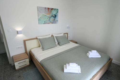 - une chambre avec un lit et 2 serviettes dans l'établissement House La Vista Hvar, à Hvar