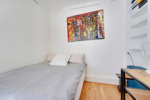 Ce lit se trouve dans un dortoir orné d'une peinture murale. dans l'établissement Appartement 16th Tour Eiffel - Central Paris, à Paris