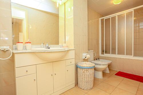 La salle de bains est pourvue d'un lavabo et de toilettes. dans l'établissement Pins i Mar - ONLY FAMILIES, à Cambrils