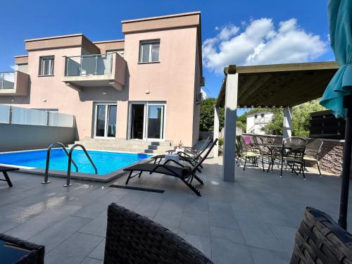 Bazén v ubytování Holiday house "Sabine green" nebo v jeho okolí