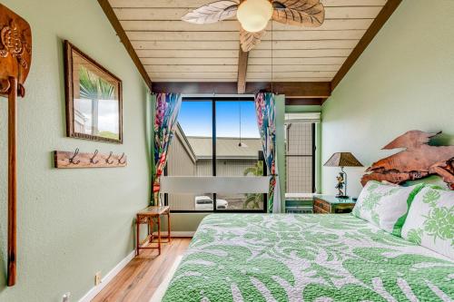 A Little Aloha في كيلوا كونا: غرفة نوم بسرير ونافذة كبيرة