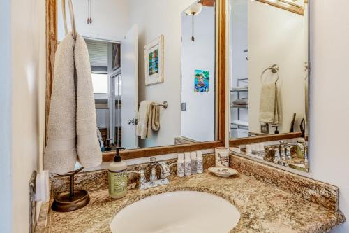un baño con lavabo y espejo en A Little Aloha, en Kailua-Kona