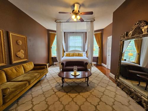 sala de estar con sofá y espejo en Winridge Manor, en Madison Heights