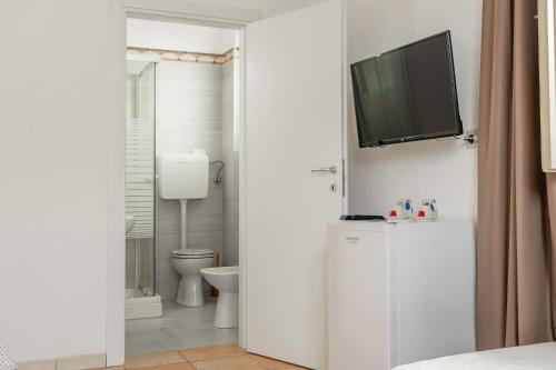 bagno con TV e frigorifero di Saporedimare - Affittacamere fronte mare - Narramondo Villas a Tortoreto