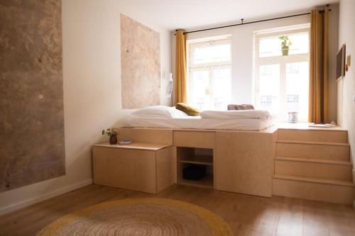 - une chambre avec un lit et une fenêtre dans l'établissement Lax und Sülze, à Leipzig
