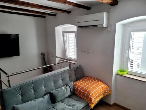 茨里克韋尼察的住宿－Kamena Kuca，客厅设有一张沙发,配有两个窗户