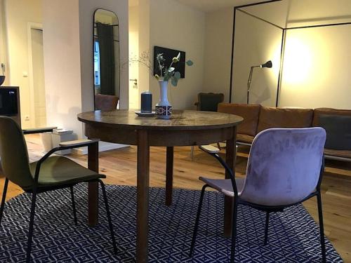 a table and two chairs in a living room at Arbio I Lax Apartments in Leipzig