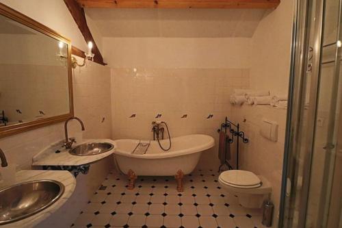 une salle de bain avec une baignoire, un lavabo et des toilettes dans l'établissement Magnifique gîte de campagne, à Panjas