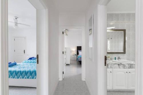 卡門港的住宿－Caserones 04，白色的浴室设有床和水槽
