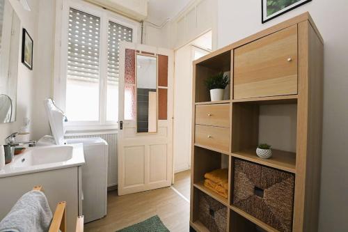 uma casa de banho com um lavatório, um WC e um espelho. em Appartement 2 à 4 pers cosy à proximité du centre em Bagnères-de-Bigorre