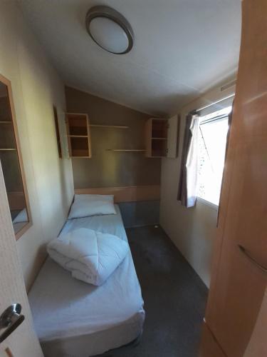 a small room with two beds and a window at Herbes de Pampa in Maringues