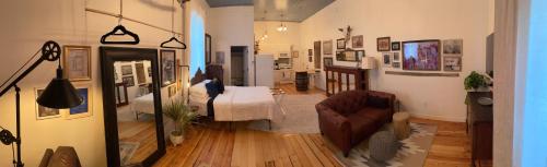 - un salon avec un canapé et une table dans l'établissement Painted Lady Bed & Brew, à Albuquerque