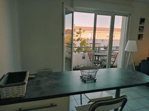 Cette chambre dispose d'un balcon avec une table et des chaises. dans l'établissement Studio proche de la gare avec le calme des vignes., à Libourne