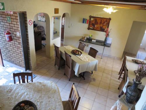 Dapur atau dapur kecil di Kgatholoha guest house
