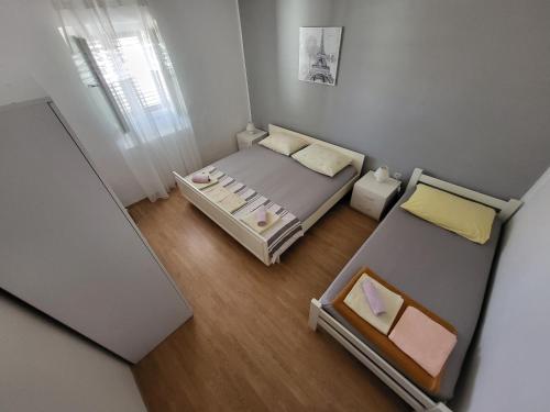 einen Blick über ein kleines Schlafzimmer mit einem Bett in der Unterkunft Apartment Maria in Ljubač
