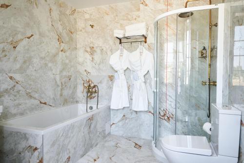 La salle de bains est pourvue d'une baignoire, d'un lavabo et de toilettes. dans l'établissement Solar Alvura Wellness Hotel, à Moncarapacho