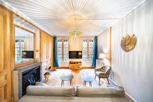 ein Wohnzimmer mit einem Sofa und einem Kamin in der Unterkunft Le St Blandine-magnifique 4 pers- Carnot Perrache in Lyon
