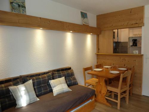 un salon avec un canapé et une table dans l'établissement Studio cabine confortable, skis aux pieds, proche funiculaire, balcon exposé sud - FR-1-502-517, à Tignes