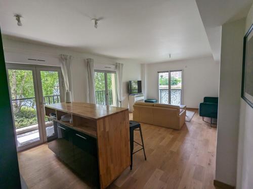 a living room with a desk and a couch at Résidences Grande Jatte, Face Seine, Suites Luxe 52m2 à 97m2, Hôpital Américain à 600m in Neuilly-sur-Seine