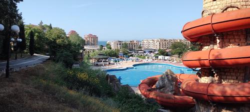 um resort com piscina e um resort em Апартамент на метри от плажа em Sveti Vlas