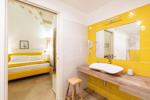 La salle de bains est pourvue d'un lavabo et d'un lit. dans l'établissement La Botte, à Giurdignano