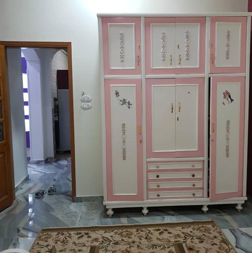 a large pink locker in a room at El radwan in Jazīrat al ‘Awwāmīyah