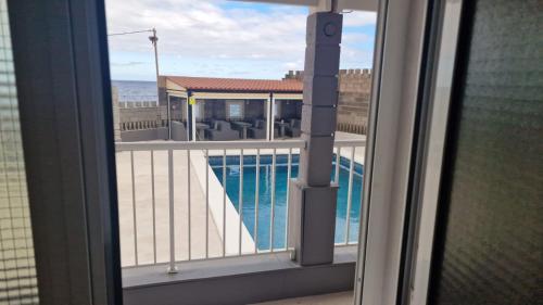 widok na basen z okna w obiekcie Boutique Hotel Las Eras Beach w mieście Las Eras