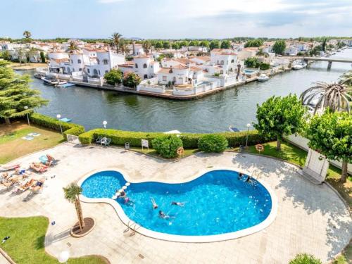 een luchtzicht op een zwembad naast een rivier bij Appartement vue exceptionnelle sur les canaux - Wi-Fi fibre haut débit in Empuriabrava