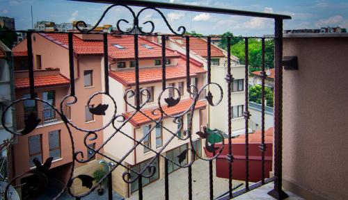 uma vista para um edifício a partir de uma varanda em Odrys Apartments em Plovdiv