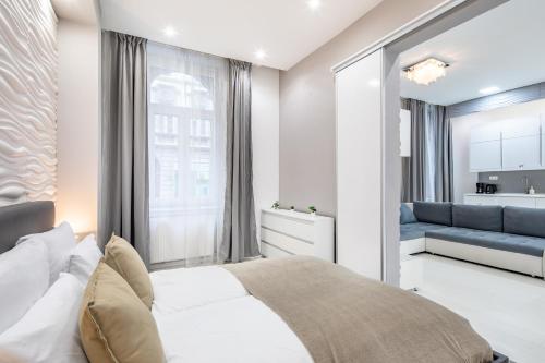 - une chambre avec un grand lit et un canapé dans l'établissement Cozy & Central apartment with 2-bedroom, à Budapest