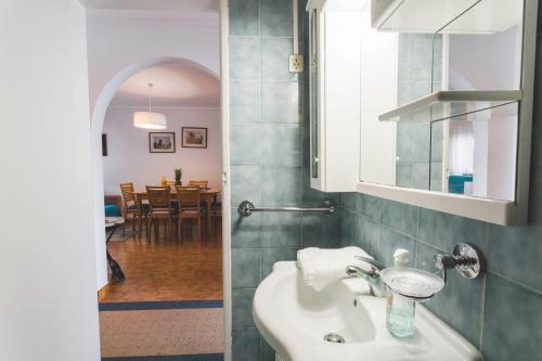 baño con lavabo y comedor en Best Houses 49 - Tiago´s Surf Beach House, en Atouguia da Baleia