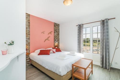 um quarto com uma cama grande e uma cabeceira rosa em Guesthouse Aljezur Center em Aljezur