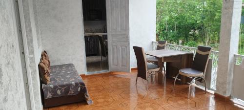 Pokój ze stołem i krzesłami na balkonie w obiekcie Resort In Gonio w mieście Kvariati