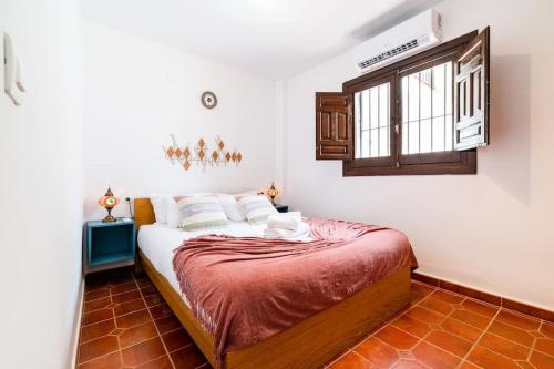 1 dormitorio con cama y ventana en Wekey Homes Albaicin, A los Pies de la Alhambra, en Granada