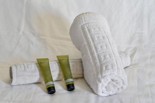 2 chaussettes blanches et un stylo sur un lit dans l'établissement Studio Rostène - Welkeys, à Paris