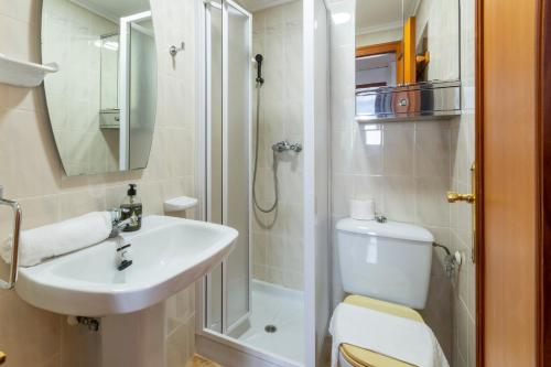 a bathroom with a sink and a toilet and a shower at Apartamento Costa de Marfil Touriplaya a 200 metros del mar SOLO FAMILIAS in Playa de Gandia