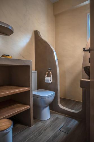 a bathroom with a toilet and a sink at Epithea Suites Kythnos 1 με ιδιωτική πισίνα in Kithnos