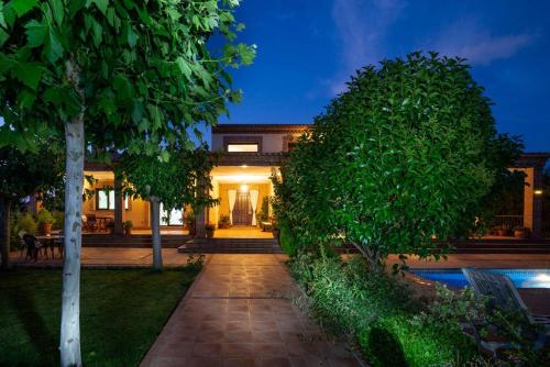 a house with a pathway leading to the front yard at Villa Marín Toledo in Las Nieves