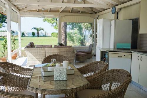 Kuchyň nebo kuchyňský kout v ubytování SeaFront Villa Glaros