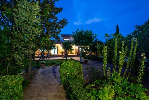 a house with a garden at night at Villa Marín Toledo in Las Nieves
