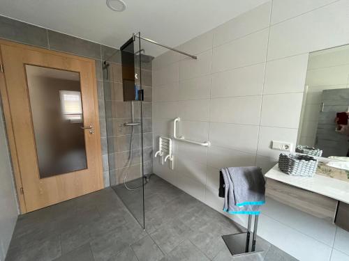 ein Bad mit einer Dusche und einer Glastür in der Unterkunft Ferienzimmer Reurieth 