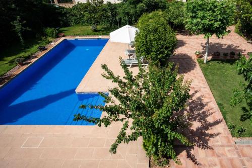 an overhead view of a swimming pool in a yard at Villa Marín Toledo in Las Nieves