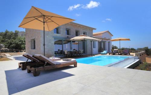 Tsakmakis Villas - Luxury - Panoramic Sea View Lefkadaの敷地内または近くにあるプール