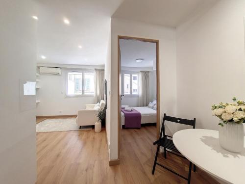 - un salon avec une table et un miroir dans l'établissement Nestor&Jeeves - COEUR RIVIERA - City Center - Near Beach, à Nice