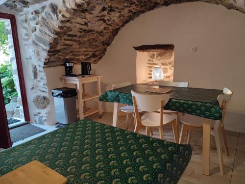 una sala da pranzo con tavolo e sedie di Le Mas De Ribard a Bréau-et-Salagosse
