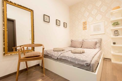 ein kleines Schlafzimmer mit einem Spiegel und einem Bett in der Unterkunft Paulay Design Apartment in Budapest