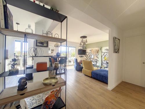 un salon avec un canapé bleu et un salon dans l'établissement Nestor&Jeeves - SUN DECK TERRACE - Top Floor, à Nice