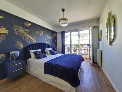 une chambre avec un grand lit avec un mur bleu dans l'établissement Nestor&Jeeves - SUN DECK TERRACE - Top Floor, à Nice