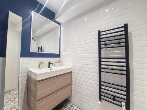 une salle de bain avec un lavabo et un miroir dans l'établissement Nestor&Jeeves - SUN DECK TERRACE - Top Floor, à Nice