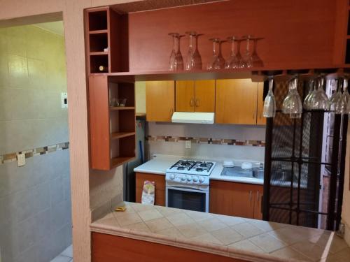 uma cozinha com vasos de vidro e um fogão em Agusticidad en Cuernavaca em Emiliano Zapata